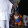 I bambini in Africa vengono pesati in questo modo