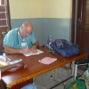 Dr George impegnato in una visita insieme al giovane interprete Ali