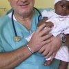 Il Dr George con una piccola paziente