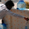 Un abitante di Thullur si rifornisce di acqua potabile