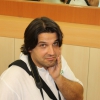 Un uomo con 9 donne che fanno shopping
