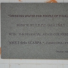 Posizionamento della targa Amici della Scarpa sulla parete del Punto acqua potabile a Thullur