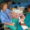 Drssa Gabriella con un piccolo di 15 giorni al Mary Matha Dispensary