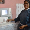 Sr Jain con apparecchio automatico per emocromo donato dalla Ditta MGM di Serravalle Pistoiese
