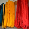Colori brillanti in matasse di cotone