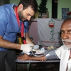 un anziano sguardo rassicurato da un giovane medico