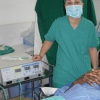 drssa Giuditta con paziente ed elettrobisturi