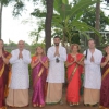 gruppo al completo negli abiti tradizionali indiani