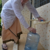 Dr Roberto consegna i primi contenitori di acqua potabile
