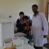 Dr Emiliano e Novella al lavoro nel laboratorio analisi
