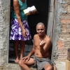 Reginaldo e la mamma sulla porta di casa