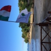 La Bandiera H.H.P.P. issata sulla spiaggia di Nosy Be