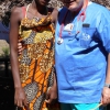 Il Dr George con una giovane malgascia del villaggio