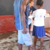 Un padre con una gamba polomielitica accompagna la figlia alla visita