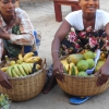 La mattina presto si viene a vendere la frutta