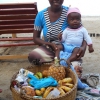 Mamma , bimbo e frutta