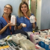 Matilde e Francesca con i farmaci donati dal Centro Missionario Farmaceutico di Firenze