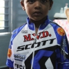 Un piccolo indiano con tuta italiana da ciclista