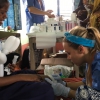 Matilde impegnata in una medicazione