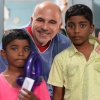 Max e due giovani indiani