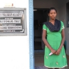 Neelavathy in stato di gravidanza da tre mesi davanti alla sua casa