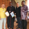 Nello ed il Dr George hanno consegnato i gagliardetti al Cardinale
