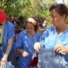 Al termine delle visite mediche si distribuiscono vestiti a tutti i bambini