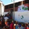La lunga fila di bambini in attesa davanti alla Scuola