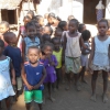 I bambini del villaggio attesa della visita
