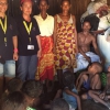 Nicoletta e Novella con la famiglia di Mina' al completo nella loro misera capanna