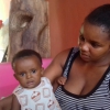 Zakya con la mamma dopo la somministrazione dei farmaci