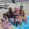 Clarita e volontari a bordo piscina