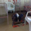 Mamma e bambina stanno in terra in ospedale perche' i letti non sono agibili