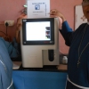 Sr Jain a destra e Sr Elsie a sinistra soddisfatte del nuovo Haemonalalyzer donato da MGM Motori Elettrici Serravalle Pistoiese