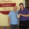 MICHELE CONSEGNA AL DR MARTINI IL SALVADANAIO RACCOLTO FRA I FREQUENTATORI DEL BAR