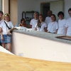 SQUADRA VOLONTARI AL COMPLETO DIETRO IL BANCONE DISTRIBUZIONE ALIMENTI