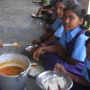 Distribuzione del riso e pollo al curry