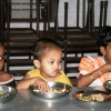 i bimbi più piccoli sono felici di mangiare con le mani