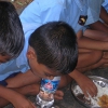 Si mangia in terra con le mani