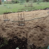 Per prima cosa si costruiscono i plinti di cemento armato per la base